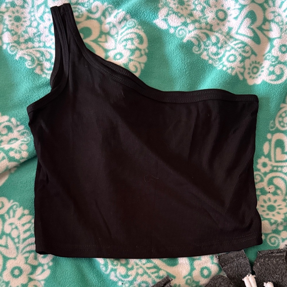 SHEIN Black One-Shoulder Ribbed Crop Top